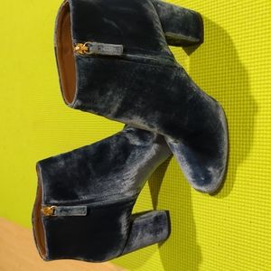 Aquazzurra LIKE NEW blue velvet booties